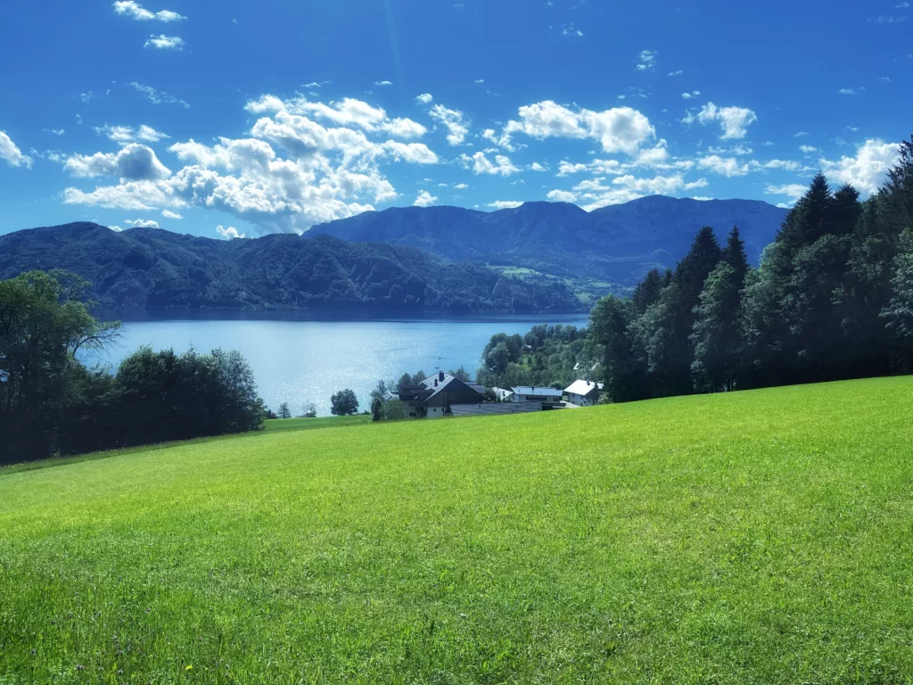 Hotel Schönberger mit Blick auf den Attersee & das Höllengebirge (C) Markus Mairinger