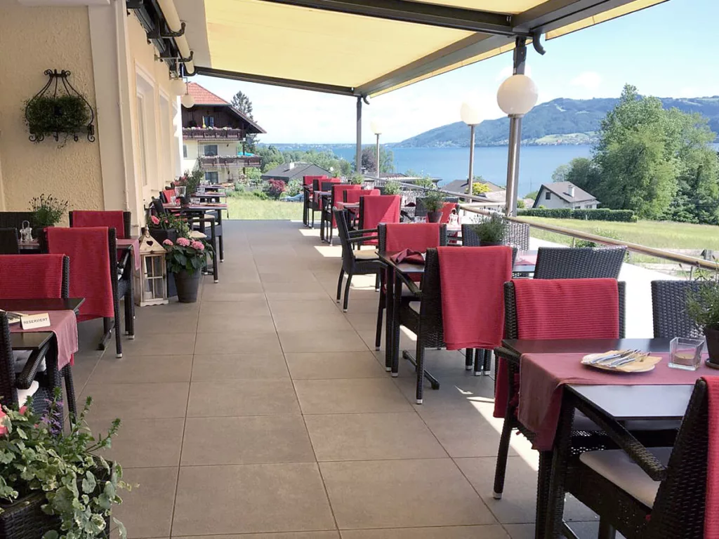 Unsere Terrasse, wo Sie ihr Essen mit Seeblick genießen können